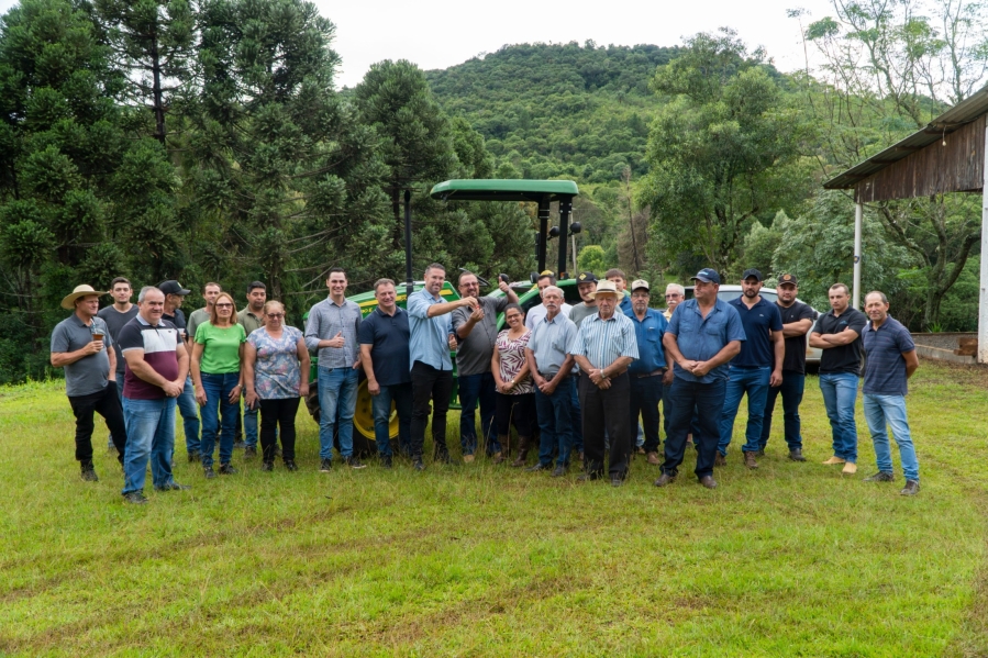 Prefeitura de Bituruna realiza maior entrega de tratores para associações de produtores rurais